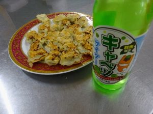 一口生餃子+キャベツサイダー