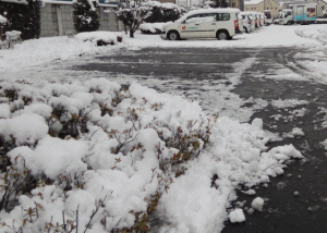 みまつ食品の敷地内は雪かき中です