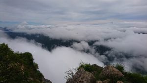 山の上から見る雄大な景色です。