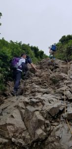 険しく急な場所もある登山道