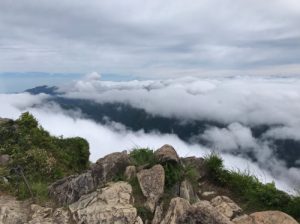 雲の切れ間には下の景色がのぞきます。